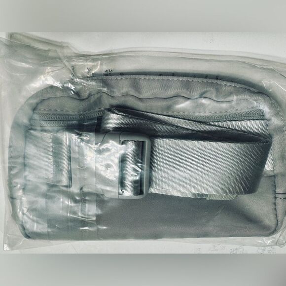 NWT Lululemon Everywhere Belt Bag Silver Drop Extended Strap Cute Hands Free - Picture 3 of 8